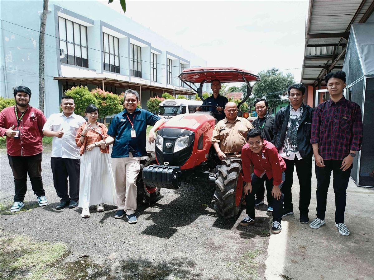 Tim Telkom University bersama pengelola UPTD BP Mekanisasi Pertanian Jawa Barat di depan traktor